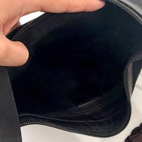 Authentic Gucci GG Black Canvas Messenger Crossbody Bag with Gold Hardware - Picture 10 of 11